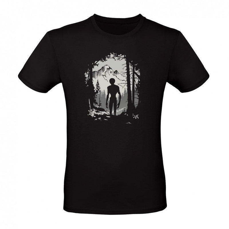 alien in forest als T-Shirt